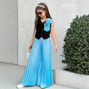 Completo Estivo 2026 per Bambine: Gilet Senza Maniche con Fiori 3D e <span class=keywords><strong>Pantaloni</strong></span> a Vita Alta a Gamba Larga <span class=keywords><strong>Plissettati</strong></span> - Set 2 Pezzi - Product Image 3