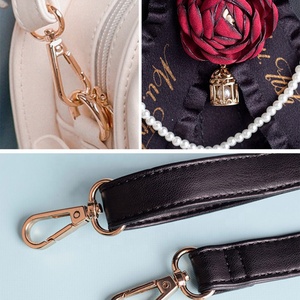 Sac Lolita personnalisé en forme de cœur, sac à main en cuir PU, sac à bandoulière, sac <span class=keywords><strong>Ita</strong></span> avec décoration en <span class=keywords><strong>rose</strong></span> et bord festonné pour femme - Product Image 4
