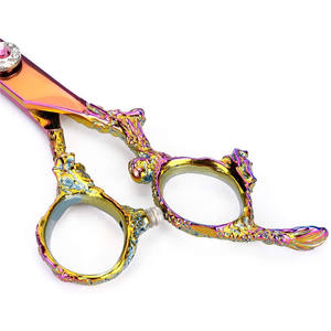 กรรไกรตัดผมด้ามจับลายมังกรหลากสี ขนาด 6 นิ้ว กรรไกรซอยผม ใช้ในร้านเสริมสวย สำหรับคนถนัดขวา ใบมีดสแตนเลส - Product Image 1