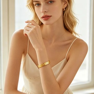 Bracelet manchette texturé en acier inoxydable gravé soleil et étoile, plaqué or/argent, style minimaliste, pour femme et jeune fille, idéal pour le quotidien et les anniversaires - Product Image 5