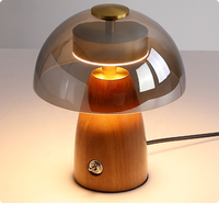Lampe de bureau en verre soufflé artisanal moderne, base en bois massif, éclairage de lecture d'intérieur artisanal nordique pour hôtel et maison