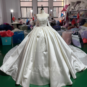 Vestido de Fiesta/Boda Elegante Mc059 con Mangas Abullonadas, Cadena de Perlas, Corsé Drapeado, Encaje, Satén Color Marfil y Cola Capilla - Product Image 6