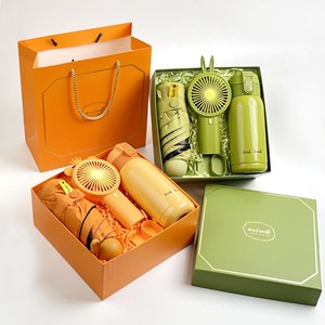 أفكار هدايا زفاف صيفية قابلة للتخصيص، مجموعة هدايا تذكارية مع مروحة ومظلة للضيوف - Product Image 3