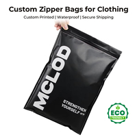 Sac à fermeture éclair pour vêtements en noir mat personnalisé pour l'emballage de marques de vêtements, sac d'emballage en plastique réutilisable de qualité supérieure avec fermeture éclair latérale et logo