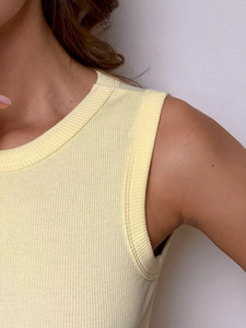 เสื้อผ้าแฟชั่นผู้หญิงแบบสั่งทำ คอกลม แขนกุด ทรงครอป สไตล์ลำลองสำหรับฤดูใบไม้ผลิและฤดูร้อน ชุดสตรีทแวร์ พิมพ์ลายโลโก้ - Product Image 6