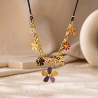 Collier multi-breloques en acier inoxydable plaqué or 18 carats PVD, résistant à l'eau et inaltérable, avec perles fleur, fraise, léopard et cordon en cuir