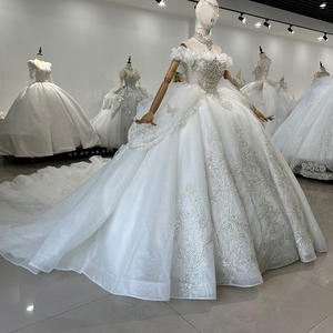 Современное свадебное платье с открытыми плечами - Product Image 4