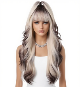 Usine En Gros Long Argent <span class=keywords><strong>Gris</strong></span> Ondulé <span class=keywords><strong>Cheveux</strong></span> Synthétiques Avec Frange Résistant À La Chaleur Blonde Noir Ombre Dégradé pour Les Femmes Usage Quotidien - Product Image 2
