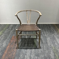 Weiß getünchte Holzoptik-Kunststoffstühle mit Y-Rückenlehne und geflochtenem Sitz – Eleganter Esszimmerstuhl für Restaurant, Outdoor, Hochzeiten und Partys