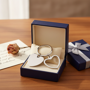 Portachiavi in Metallo a Doppio Cuore, Anello Portachiavi Argentato con Ciondolo Charm - Product Image 3