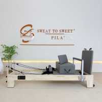 Máquina de Pilates Reformer Telescópica Profesional Comercial de Roble de Tamaño Completo Personalizada con Resortes Duraderos y Caja para Ejercicios de Yoga y Fortalecimiento del Core