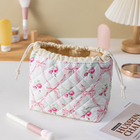 Schattige quilted make-uptas met schelpmotief, ruim, luxueus, draagbaar reisorganizer, uniek en schattig trekkoordtasje
