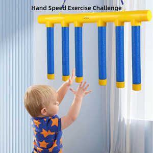 Jouet d'entraînement de réaction en plastique étanche pour enfants, avec bâtons suspendus bleus et jaunes, pour le développement de la vitesse et des capacités manuelles, adapté aux 3-16 ans - Product Image 1