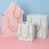 Sac cadeau rectangulaire de luxe en carton blanc personnalisé à prix de gros abordable pour cosmétiques, vêtements, souvenirs festifs, avec poignée, OEM