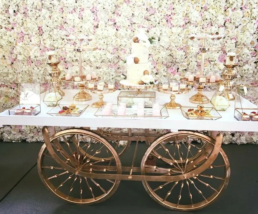 Carrinho de casamento estilo moderno deserto, decoração de casamento com flor de metal e carrinho de doces