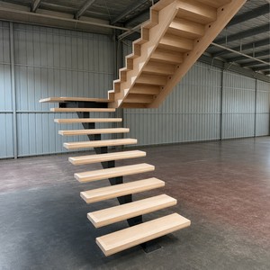 Escalera Flotante Moderna con Diseño en <span class=keywords><strong>Zigzag</strong></span> Central, Peldaños de Roble Macizo, Diseño de Escalones Abiertos, Personalizada para Villas, Lofts y Espacios Comerciales - Product Image 2