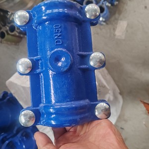 Collier de serrage pour tuyau en fonte ductile DN100 horizontal à trois voies pour l'étanchéité aux fuites avec système de mesure métrique - Product Image 4