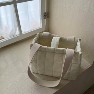 Sac de maternité personnalisé grand format pour femme, rembourré et doux, sac de rangement pour sorties, sac de voyage léger à porter à la main - Product Image 5