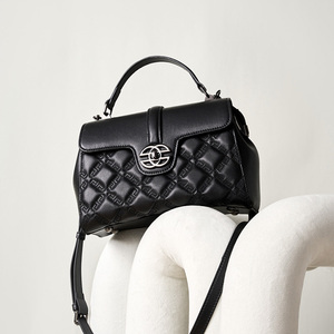 กระเป๋าสะพายหนังสไตล์ใหม่สำหรับสุภาพสตรี กระเป๋าสะพายข้างผู้หญิงลายนูนหรูหรา กระเป๋าถือคุณแม่ความจุขนาดใหญ่ระดับพรีเมียม - Product Image 4