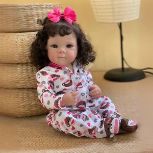 OtardDolls Poupée Reborn réaliste en vinyle de 45 cm, jouet pour bébé fille avec cheveux bouclés et nœud rose pour enfants - Product Image 1
