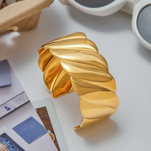 Brazalete grueso de joyería apilable de J & D, brazalete texturizado de estrella de mar chapado en oro de 18 quilates con perlas de cristal para mujer a la moda - Product Image 3