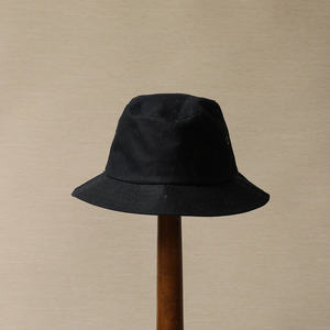 Chapeau bob en tissu recyclé urbain, conçu pour un usage décontracté, en extérieur et en voyage, avec une coupe confortable et un design simple. - Product Image 2