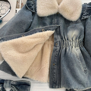 Set Invernale per Bambine in Denim Foderato in <span class=keywords><strong>Pile</strong></span>, Cappotto con Collo in Pelliccia Sintetica e Coulisse in Vita, Pantaloni a Zampa con Decorazioni di Perle, Completo Due Pezzi - Product Image 3