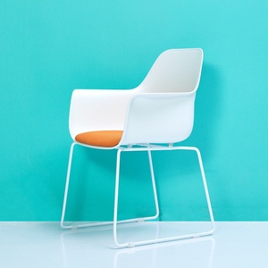 Chaise de jardin en plastique colorée orange, bleue, blanche, verte pour restaurant - Product Image 4
