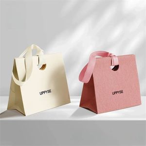 Individuelle Luxus-Papiertragetasche mit Logo in Goldfolienprägung, runder Stanzung und Bandgriff als Geschenkverpackung für Schmuck, Parfüm und Kosmetik - Product Image 3