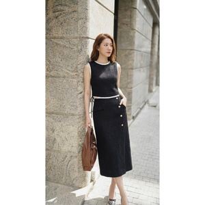 Robe midi noire moderne sans manches pour femme, tenue de bureau élégante avec poche et bouton doré, design personnalisé - Product Image 1