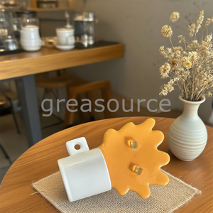 Soporte para Teléfono con Diseño de Taza de Té con Leche o Café que se Volcando se Derrama, Accesorio de Broma, Cuchara Decorativa, Manualidad Creativa para Escritorio - Product Image 1