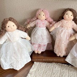 Poupées Waldorf Artisanales en Gros pour l'Éducation des Enfants, avec Robes Amovibles, Jouet en Tissu Apaisant et Émotionnel - Product Image 5