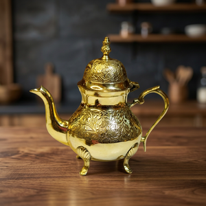 Théière vintage en métal avec couvercle et poignée, design orné, finition dorée, bouilloire décorative - Product Image 4