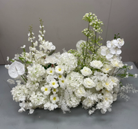 Rangée de fleurs artificielles blanches avec eucalyptus, arrangement floral en soie fini pour la décoration d'allées de mariage et de fêtes