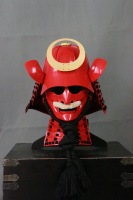 Casque de samouraï Kabuto finition rouge vif, anneau circulaire doré, crête avant, casque de guerrier en métal pour cosplay et exposition thématique