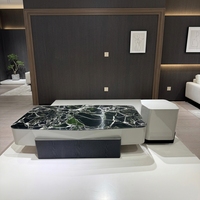 Ensemble de tables basses gigognes surdimensionnées et miniatures, rectangulaires longues avec cube compact gris, décoration moderne pour salon