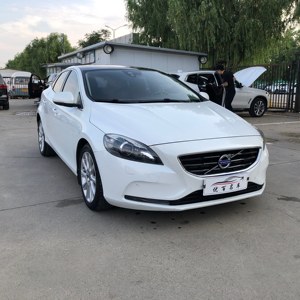 Venta al por mayor de <span class=keywords><strong>segunda</strong></span> <span class=keywords><strong>mano</strong></span> para <span class=keywords><strong>VOLVO</strong></span> V40 caja de cambios automática dirección izquierda asientos de cuero cámara trasera Interior oscuro <span class=keywords><strong>coches</strong></span> baratos disponibles - Product Image 2