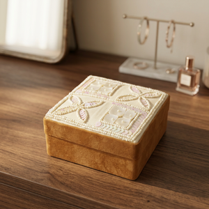 Caja de Regalo de Madera Hecha a Mano, de Lujo, con Diseño Bordado y Adornos de Cuentas, para Decoración del Hogar y Año Nuevo - Product Image 1