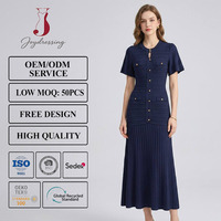 Robe midi élégante en tricot bleu marine pour femme, boutonnée dorée, en maille texturée, idéale pour le bureau, vente en gros, personnalisable