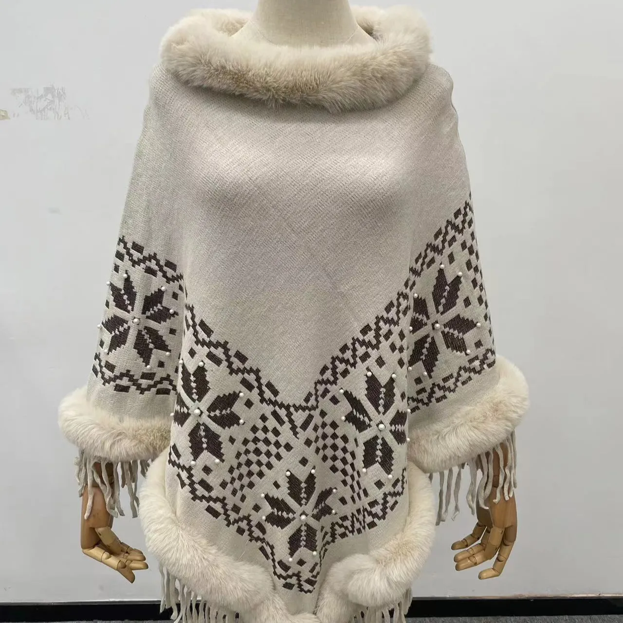 Hiver femmes poncho doux poncho tricoté avec décoration barre fausse fourrure