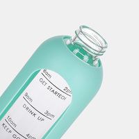 Bouteille d'eau moderne et motivante pour enfants de 32 oz en verre borosilicate avec manchon en silicone sans BPA et marqueur de temps