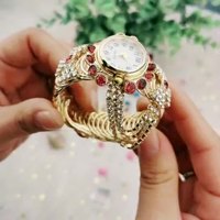 Nouvelle montre pour femme tendance, sertie de diamants, montre-bracelet numérique à quartz pour femme