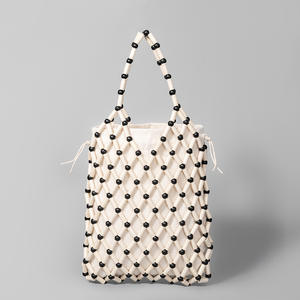 กระเป๋าถือผู้หญิงแบบพกพาสุดหรูปี 2025 รูปทรงซองจดหมาย วัสดุ PU กันน้ำ สายสะพายไหล่ ดีไซน์ลูกปัดไม้แบบโปร่ง ทันสมัย - Product Image 5