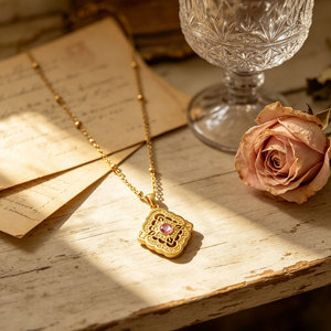Collar de Joyería con Colgante de Rombo Calado, Diseño Vintage, Chapado en Oro PVD de 14k/18k, Acero Inoxidable 316L Personalizado para Mujer - Product Image 3
