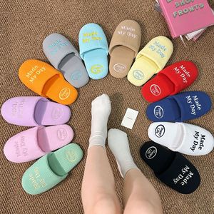 Pantofole in Tessuto Waffle Ricamate 'Made My Day Happy Life', Morbide e Antiscivolo per Interni, per Donne, Uomini e Coppie - Product Image 1
