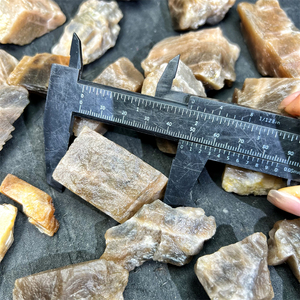 Venta al por mayor cristales <span class=keywords><strong>de</strong></span> cuarzo <span class=keywords><strong>natural</strong></span> brillante sin pulir <span class=keywords><strong>piedra</strong></span> cruda <span class=keywords><strong>piedra</strong></span> <span class=keywords><strong>Luna</strong></span> negra para <span class=keywords><strong>la</strong></span> venta - Product Image 4