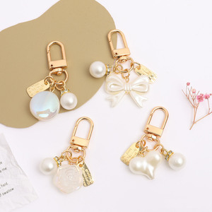 Lindo Llavero con Colgante de Resina Dorada, Blanca, con Perlas, Lazo, Corazón y Flor, para Estuche de Auriculares, Bolsa, Accesorios, Llavero de Coche, Regalos para Niñas - Product Image 1