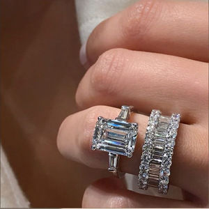 Anello da Donna con Accenti in Pietra, Elegante Gioiello da Dito alla Moda - Product Image 1