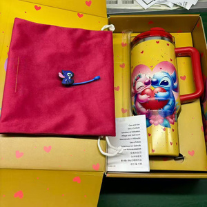 แก้วน้ำสแตนเลสเก็บความร้อนสองชั้น ขนาด 40 ออนซ์ ลายการ์ตูนสติทช์คู่รักจูบกัน วันวาเลนไทน์ 2026 พร้อมกล่องของขวัญ - Product Image 1