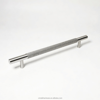 Poignée de meuble longue en acier inoxydable 304 moleté massif, finition nickel brossé.